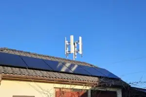 fotovoltaické panely, větrná turbína, kombinace zdrojů energie na jedné střeše