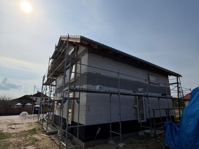 Stavební firma KD Haus - stavba rodinného domu - lešení, okna, omítka