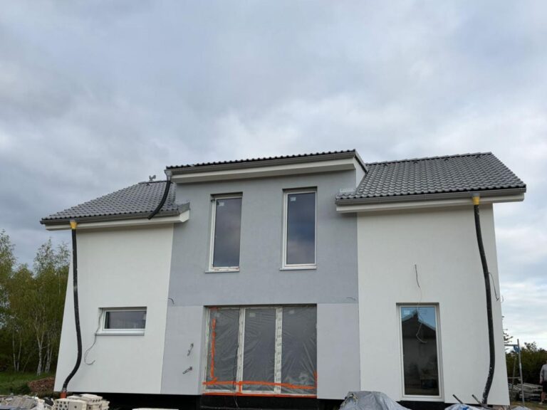 Stavební firma KD Haus - stavba rodinného domu - dokončená fasáda - bílo šedá