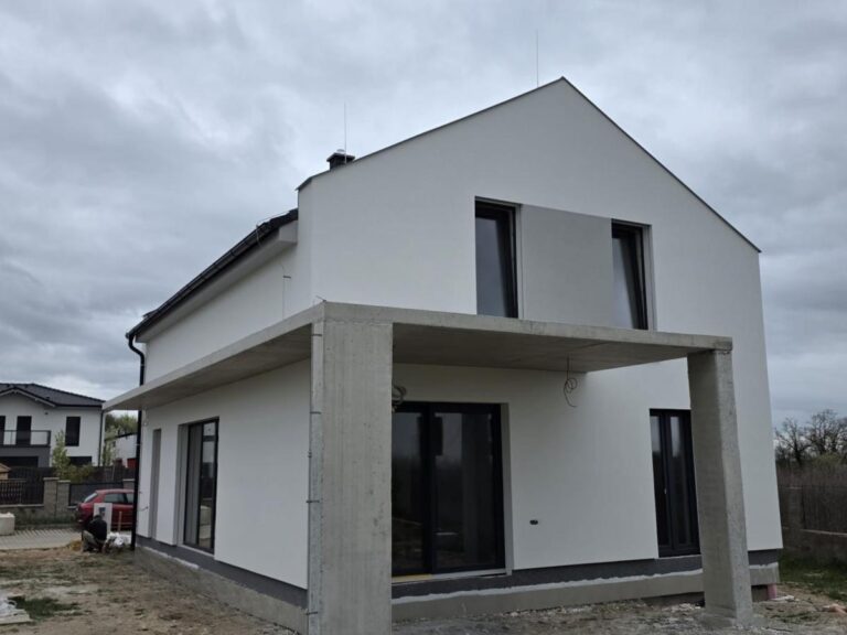 Stavební firma KD Haus - stavba rodinného domu - hotová bílošedá fasáda