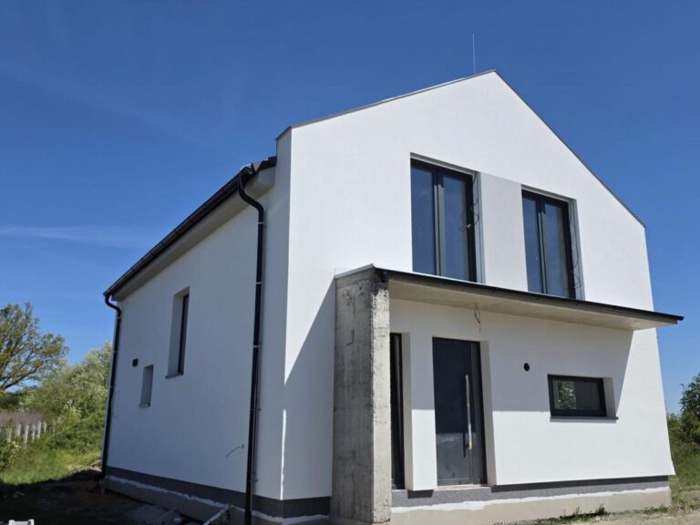 Stavební firma KD Haus - stavba rodinného domu - hotová bílošedá fasáda